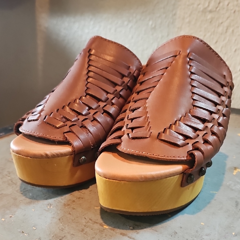 Dingo Brown Leather Woven Mules
